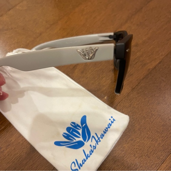 OS | Shaka’s Hawaii Sunglasses in Black and Gray - Picture 2 of 3